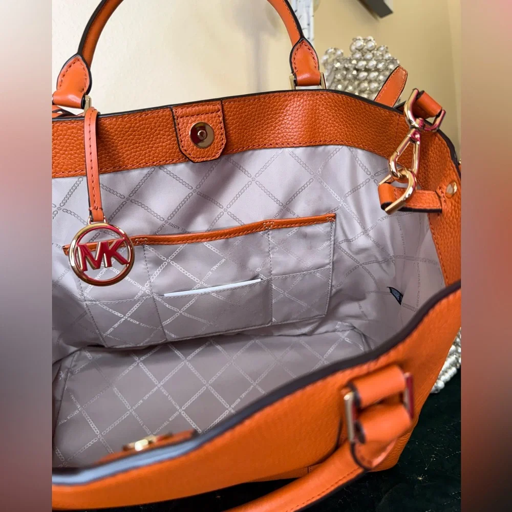 BARELY USED ….. MICHAEL KORS JET SET ORANGE MEDIUM TOTE w/DUST BAG - Picture 7 of 8